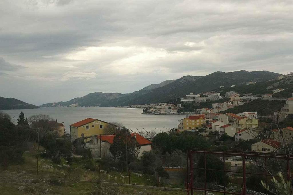 Město Neum je obklopeno horami