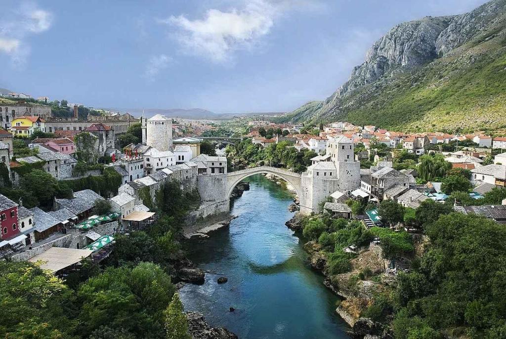 Ikonický most s názvem Stari Most v Mostaru klenoucí se nad řekou Neretvou. Fotografie je pořízena z minaretu mešity paši Koski Mehmeda