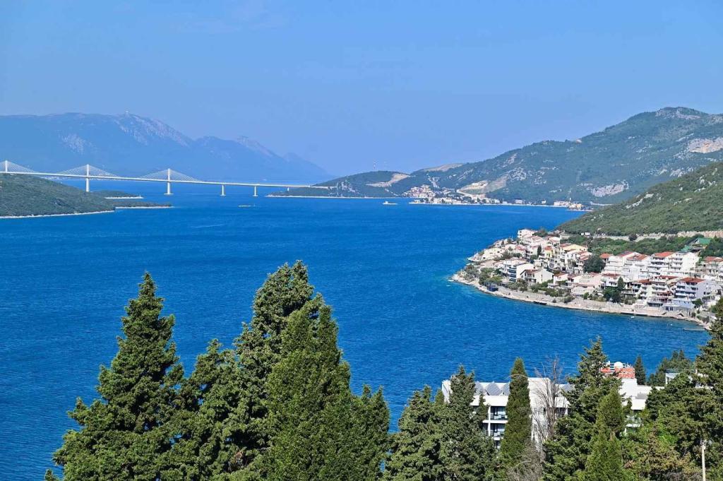 Region, jehož střediskem je město Neum, se zeměpisně nachází v jižní části Bosny a Hercegoviny. Na snímku v pozadí je Pejlešacký most