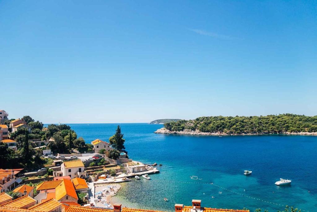 Pravdou je, že letovisko Neum je jako takové poměrně malé. Leží však říkajíc v centru jihobalkánského dění