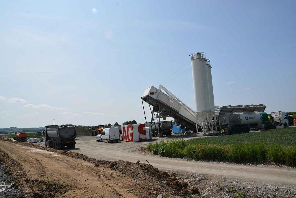 Pokládka betonové vrstvy vozovky je milníkem stavby dálnice D1 na úseku Říkovice - Přerov. Stavebníci ji zahájili tento týden.