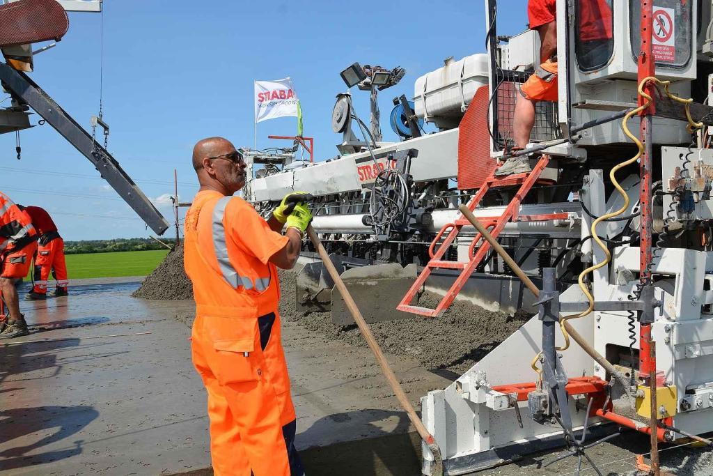 Pokládka betonové vrstvy vozovky je milníkem stavby dálnice D1 na úseku Říkovice - Přerov. Stavebníci ji zahájili tento týden.