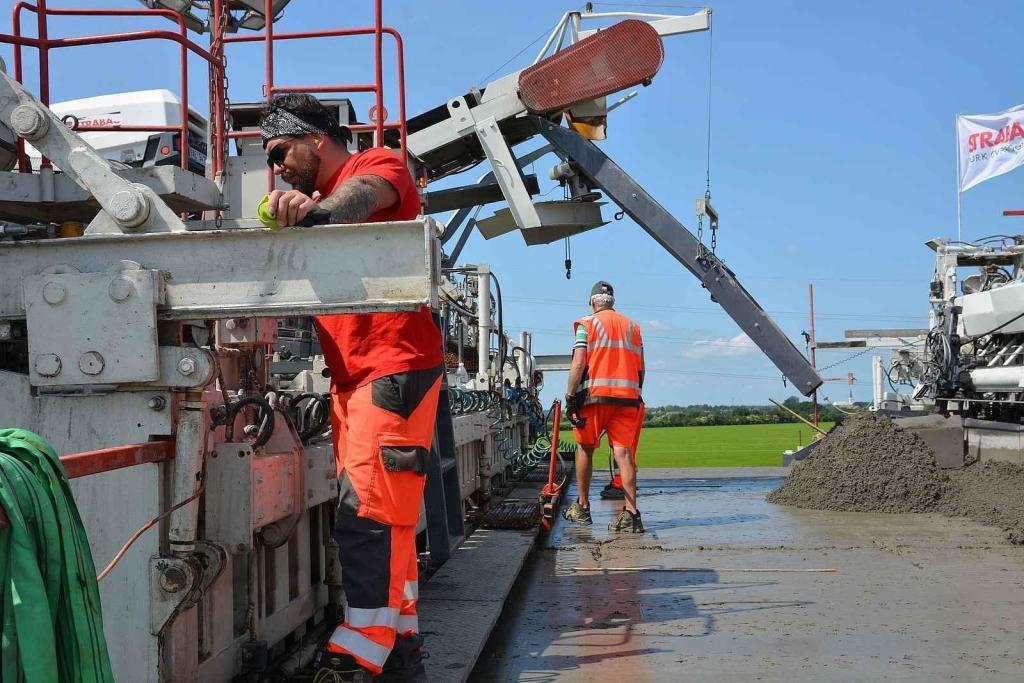 Pokládka betonové vrstvy vozovky je milníkem stavby dálnice D1 na úseku Říkovice - Přerov. Stavebníci ji zahájili tento týden.
