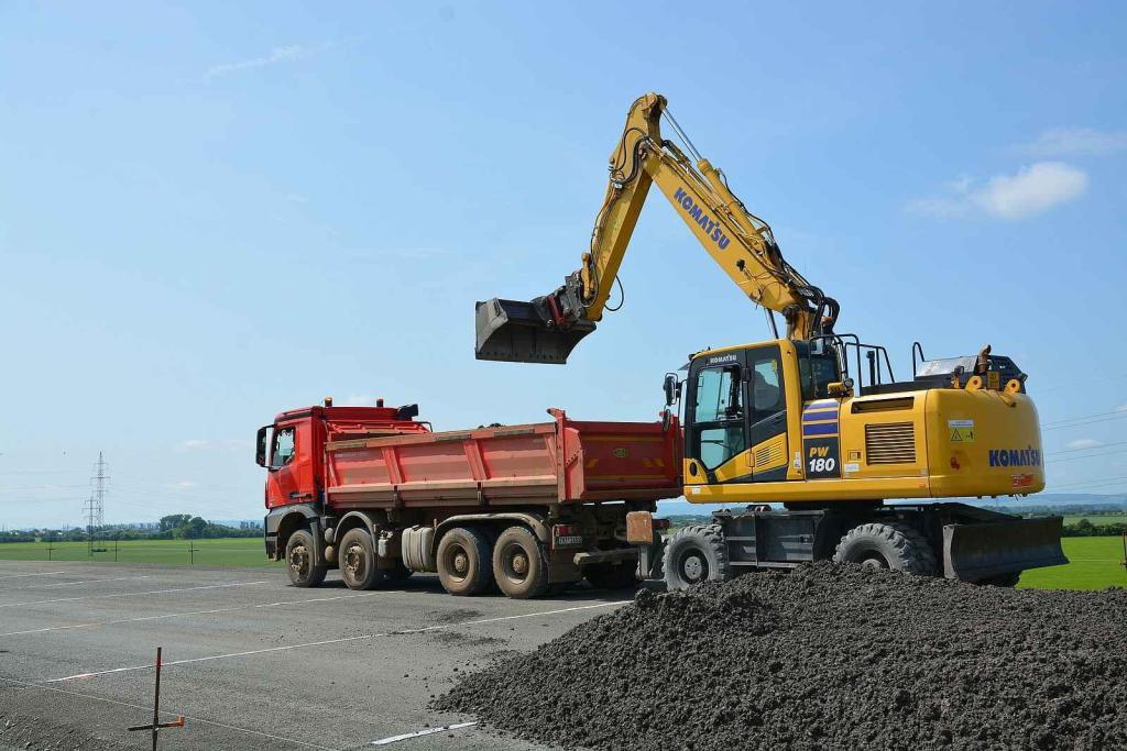 Pokládka betonové vrstvy vozovky je milníkem stavby dálnice D1 na úseku Říkovice - Přerov. Stavebníci ji zahájili tento týden.