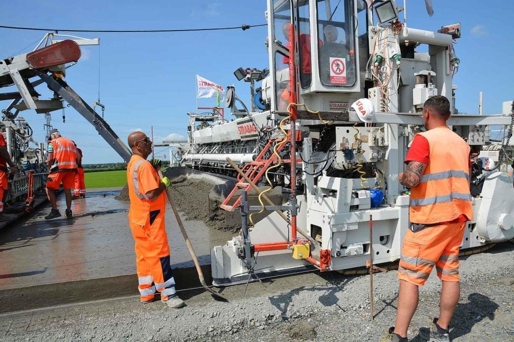 Pokládka betonové vrstvy vozovky je milníkem stavby dálnice D1 na úseku Říkovice - Přerov. Stavebníci ji zahájili tento týden.