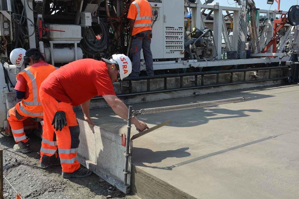 Pokládka betonové vrstvy vozovky je milníkem stavby dálnice D1 na úseku Říkovice - Přerov. Stavebníci ji zahájili tento týden.