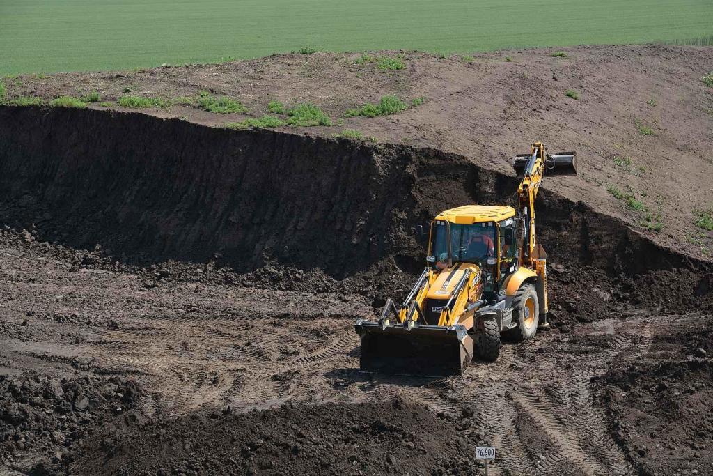 Pokládka betonové vrstvy vozovky je milníkem stavby dálnice D1 na úseku Říkovice - Přerov. Stavebníci ji zahájili tento týden.
