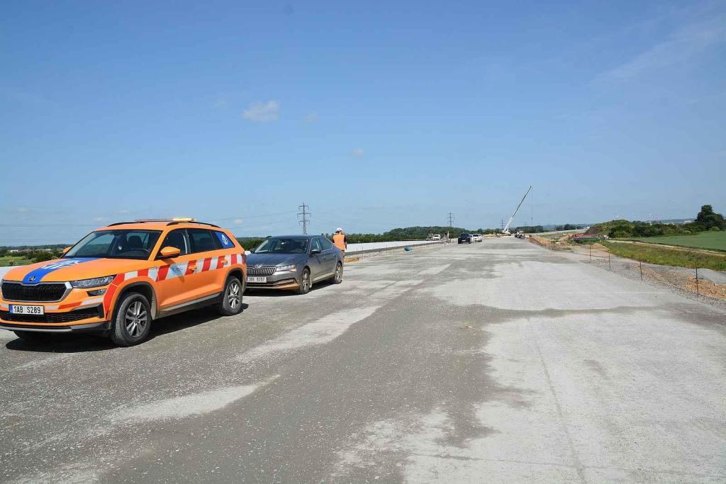 Pokládka betonové vrstvy vozovky je milníkem stavby dálnice D1 na úseku Říkovice - Přerov. Stavebníci ji zahájili tento týden.