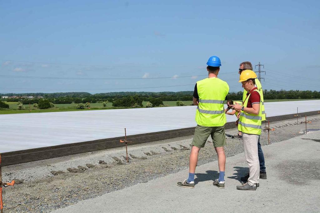 Pokládka betonové vrstvy vozovky je milníkem stavby dálnice D1 na úseku Říkovice - Přerov. Stavebníci ji zahájili tento týden.