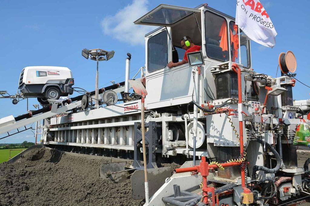 Pokládka betonové vrstvy vozovky je milníkem stavby dálnice D1 na úseku Říkovice - Přerov. Stavebníci ji zahájili tento týden.