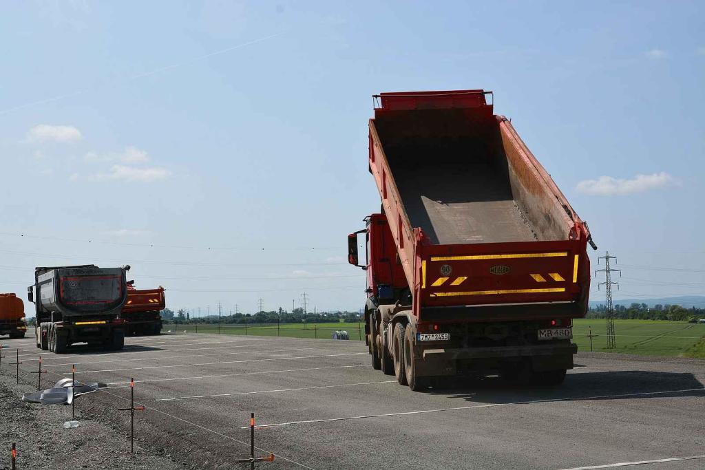 Pokládka betonové vrstvy vozovky je milníkem stavby dálnice D1 na úseku Říkovice - Přerov. Stavebníci ji zahájili tento týden.
