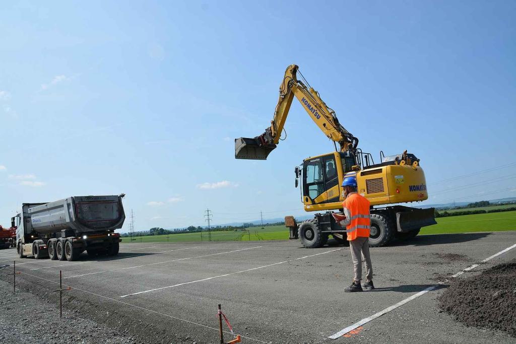 Pokládka betonové vrstvy vozovky je milníkem stavby dálnice D1 na úseku Říkovice - Přerov. Stavebníci ji zahájili tento týden.