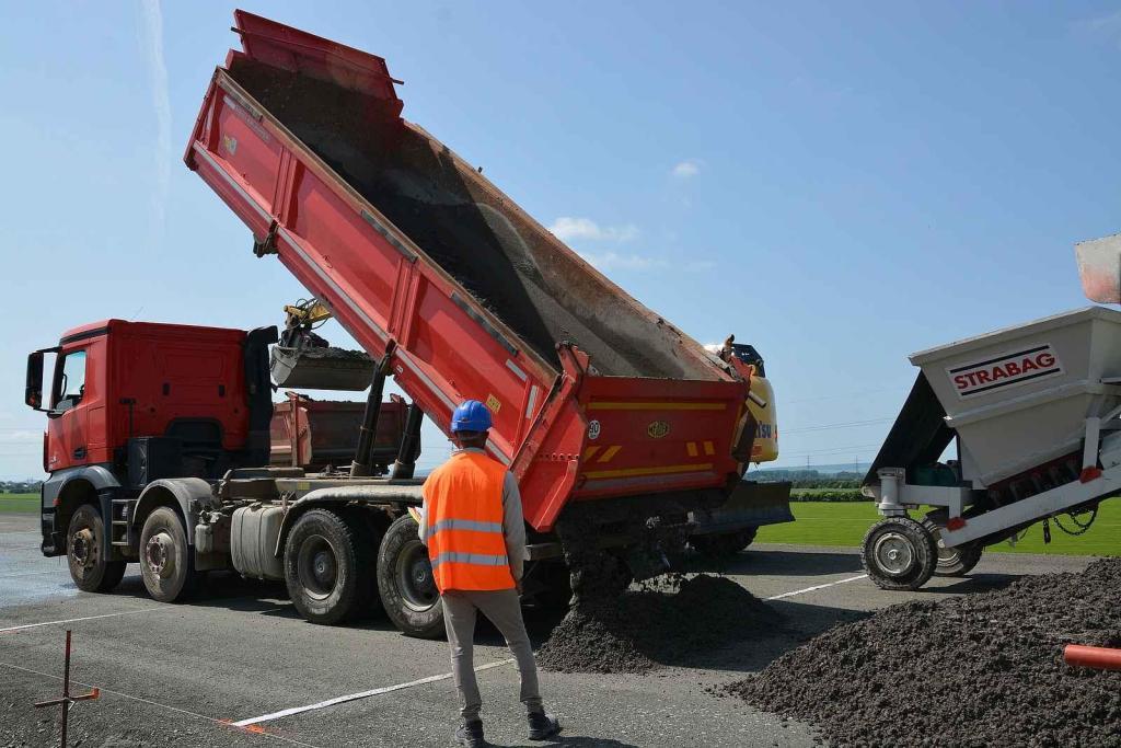 Pokládka betonové vrstvy vozovky je milníkem stavby dálnice D1 na úseku Říkovice - Přerov. Stavebníci ji zahájili tento týden.