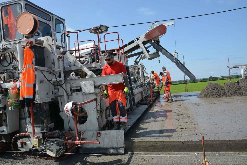 Pokládka betonové vrstvy vozovky je milníkem stavby dálnice D1 na úseku Říkovice - Přerov. Stavebníci ji zahájili tento týden.