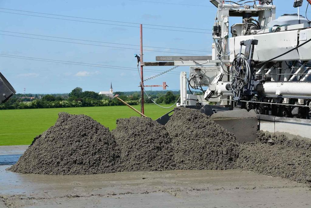 Pokládka betonové vrstvy vozovky je milníkem stavby dálnice D1 na úseku Říkovice - Přerov. Stavebníci ji zahájili tento týden.