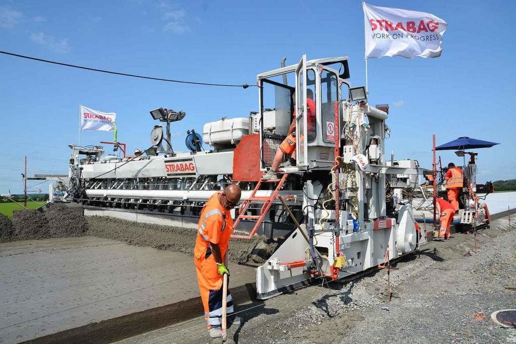 Pokládka betonové vrstvy vozovky je milníkem stavby dálnice D1 na úseku Říkovice - Přerov. Stavebníci ji zahájili tento týden.