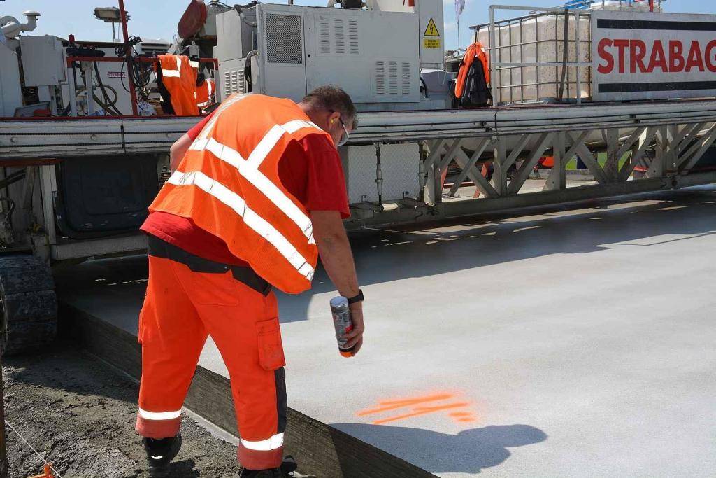 Pokládka betonové vrstvy vozovky je milníkem stavby dálnice D1 na úseku Říkovice - Přerov. Stavebníci ji zahájili tento týden.