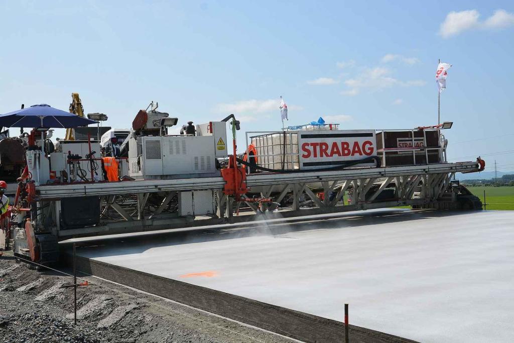 Pokládka betonové vrstvy vozovky je milníkem stavby dálnice D1 na úseku Říkovice - Přerov. Stavebníci ji zahájili tento týden.