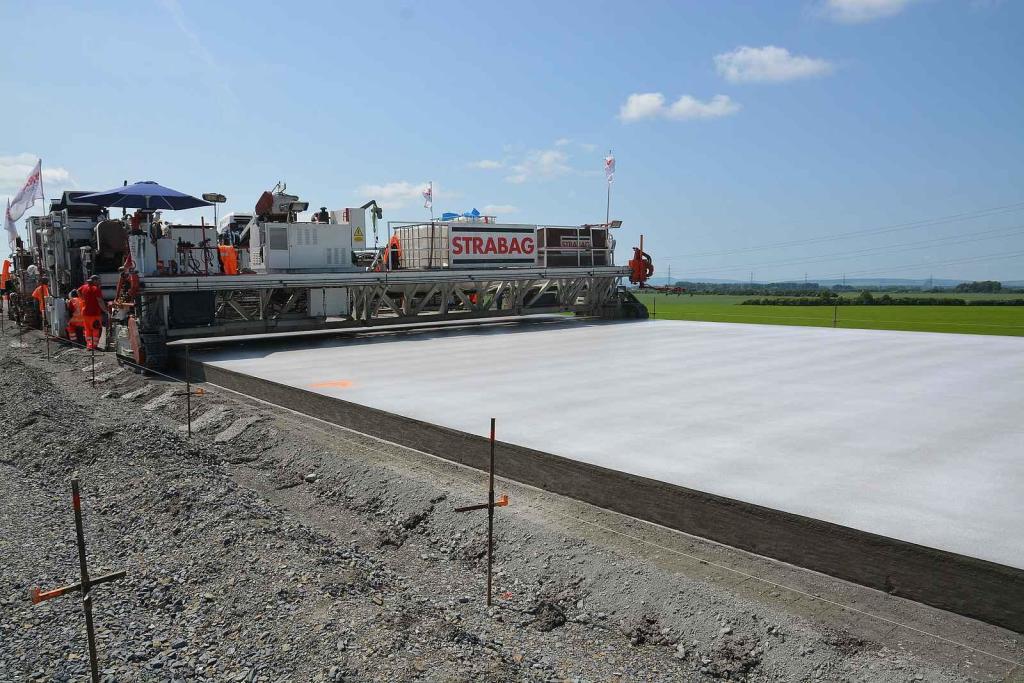 Pokládka betonové vrstvy vozovky je milníkem stavby dálnice D1 na úseku Říkovice - Přerov. Stavebníci ji zahájili tento týden.