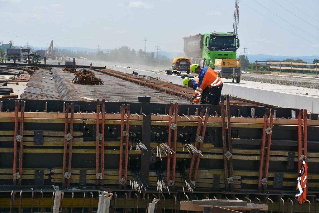 Pokládka betonové vrstvy vozovky je milníkem stavby dálnice D1 na úseku Říkovice - Přerov. Stavebníci ji zahájili tento týden.