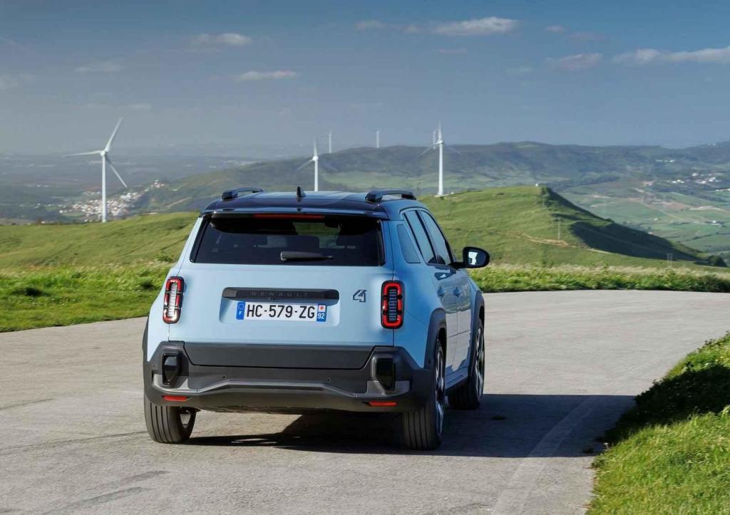 Auto je při jízdě až překvapivě stabilní.