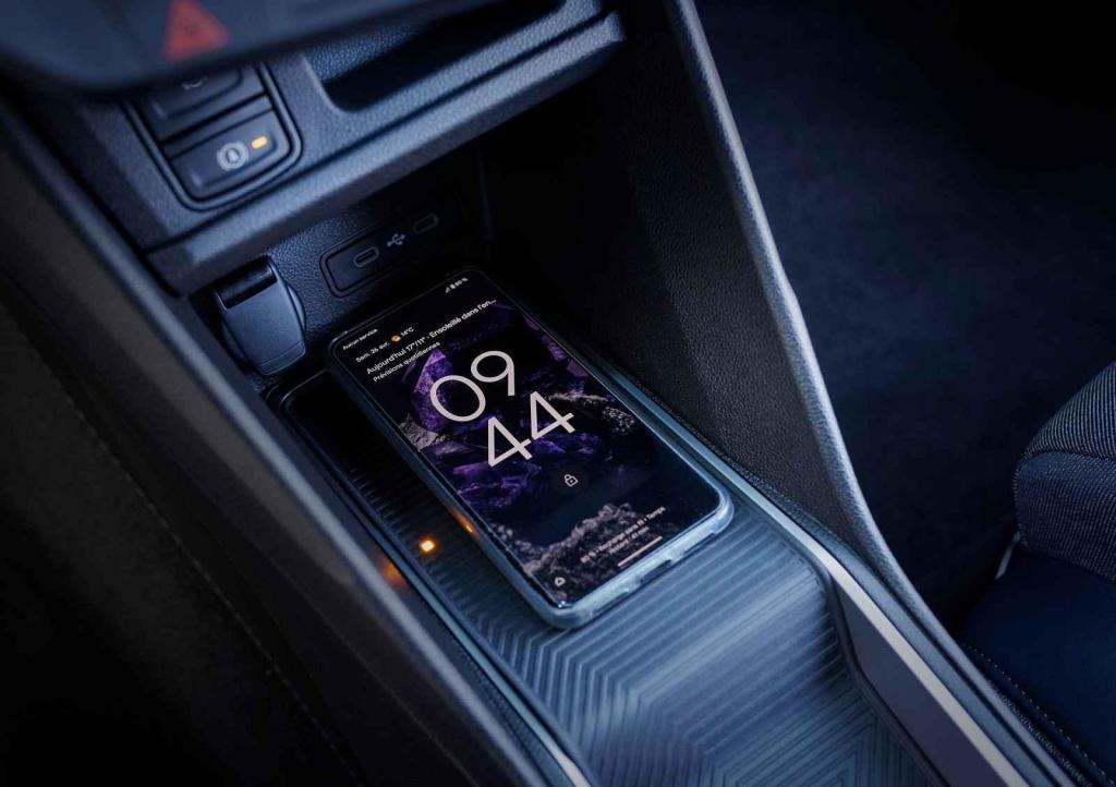 Ve vyšších výbavách je k dispozici i bezdrátové dobíjení telefonu.