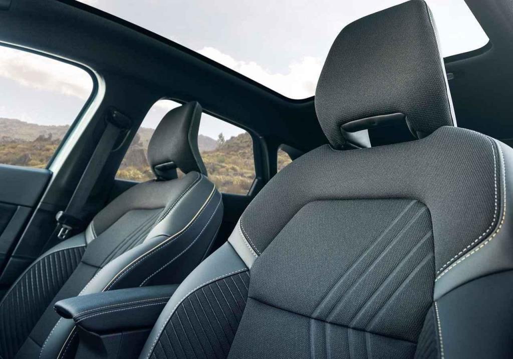 Renault Symbioz. Může mít i panoramatickou střechu.