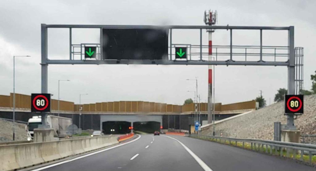 Dálnice v jižních Čechách před Dolním Dvořištěm a rakouskými hranicemi, přelom května a června