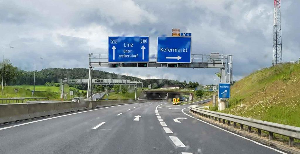Silnice E55 už v Rakousku. Na dálnici směr Linec se najíždí u města Freistadt