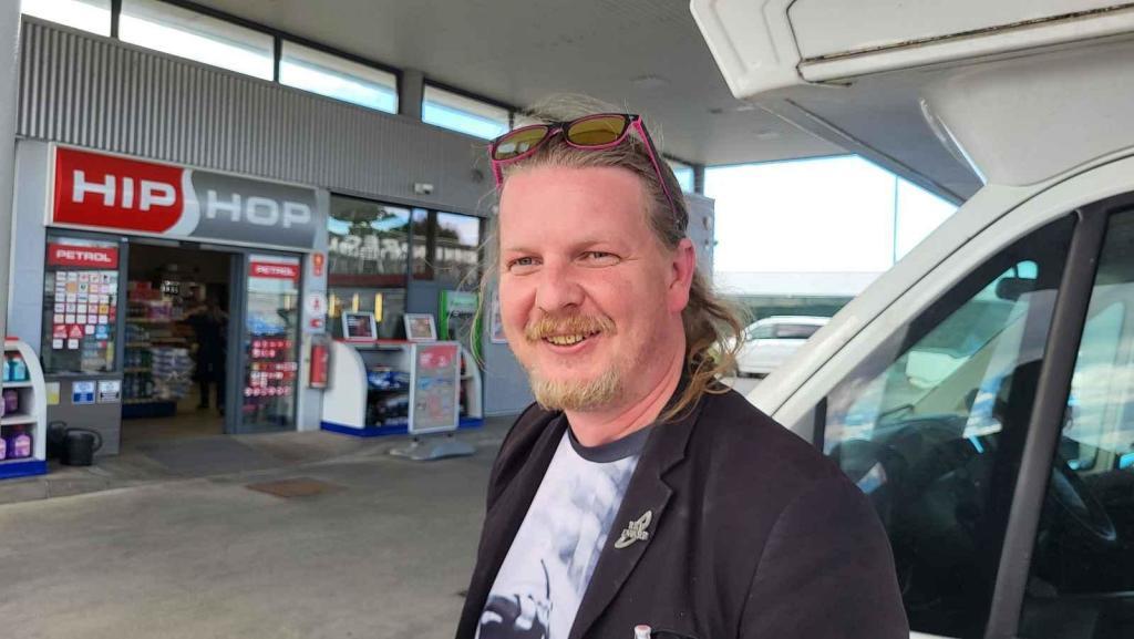 Reportér Petr Vaňous na slovinské pumpě. Před tím jsme doplnili nádrž již u Prahy.