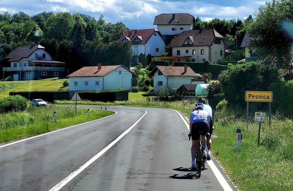 Cyklistické hvězdy Pogačar a Roglič evidentně ovlivnily Slovince. Cyklistů jsme potkali na tamních cestách poměrně dost