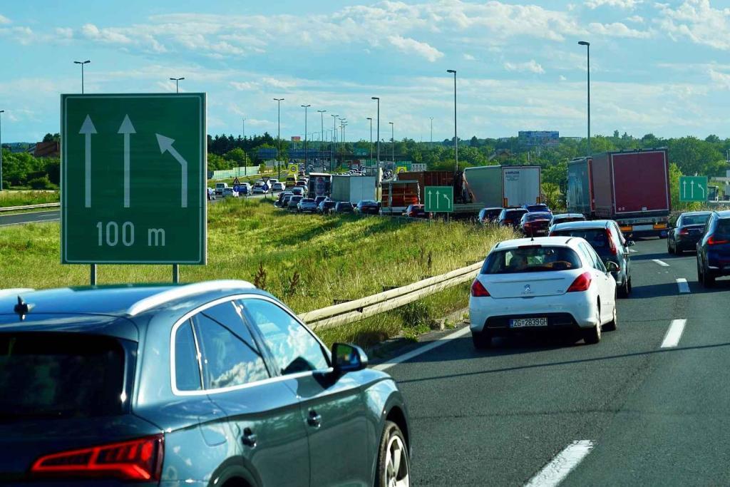 Kolona na chorvatské dálnici u mýtné brány Záhřeb-Lučko.