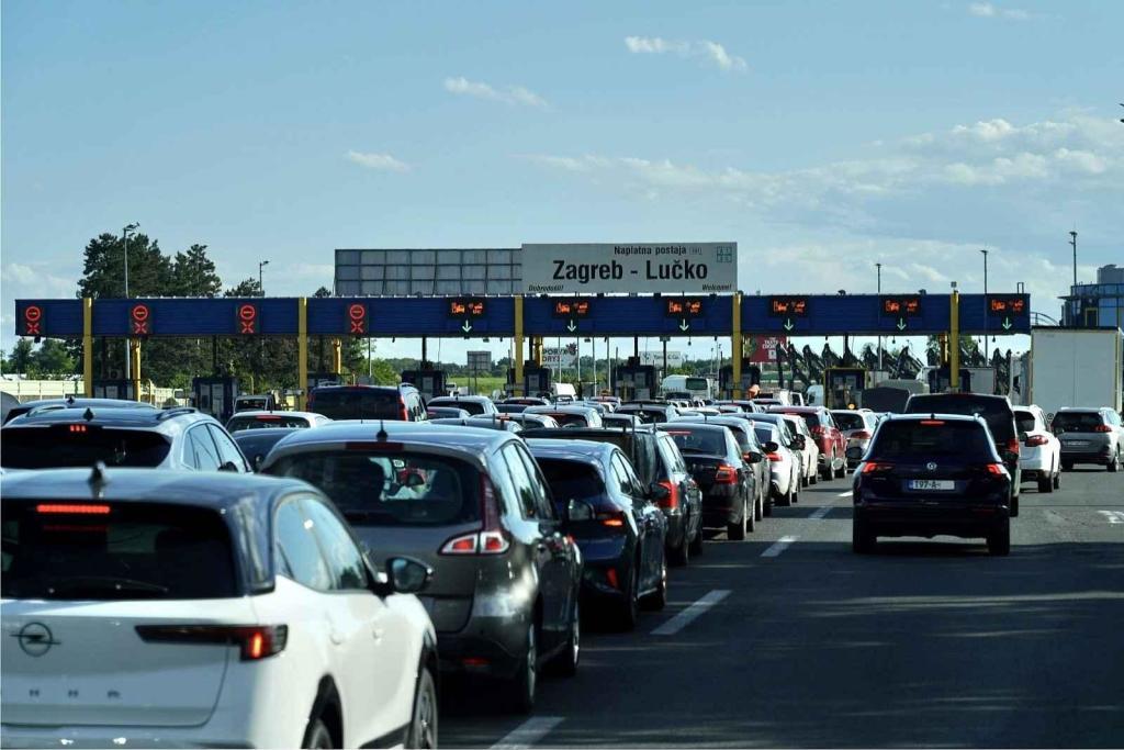 Kolona na chorvatské dálnici A1 u mýtné brány Záhřeb-Lučko
