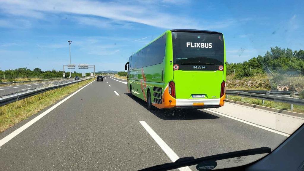 K Jadranu jezdí pravidelné autobusové spoje Flixbusu i Regiojetu