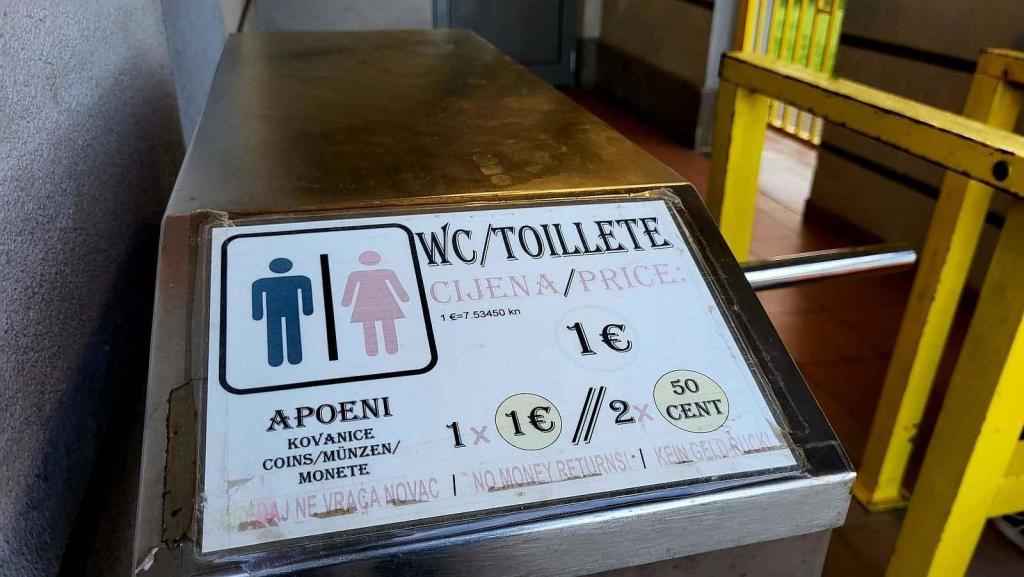 Připravte si eurové mince. Platí se toalety v Rakousku, ale i na některých odpočívadlech v Chorvatsku
