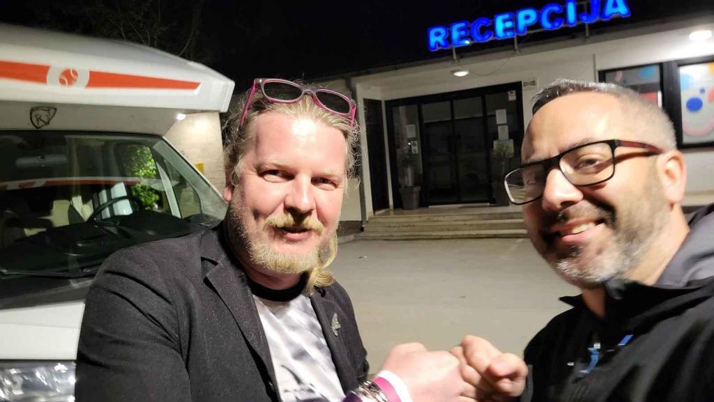 Příjezd do kempu Alissa ve večerních hodinách. Kolik peněz jsme zaplatili za poplatky a pohonné hmoty? Dozvíte se v reportáži