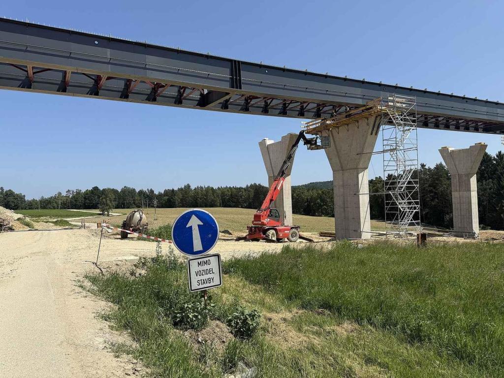 Výstavba dálniční estakády u obce Zdíky na krumlovské části D3.