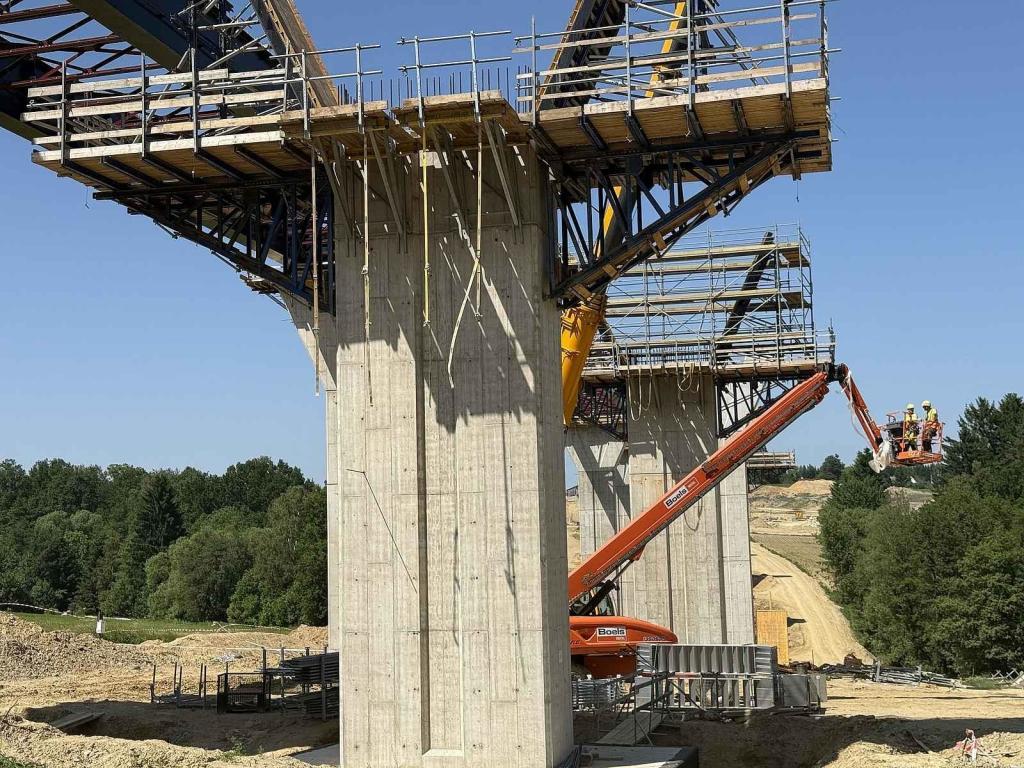 Výstavba dálniční estakády u obce Zdíky na krumlovské části D3.