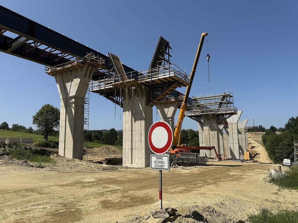 Výstavba dálniční estakády u obce Zdíky na krumlovské části D3.
