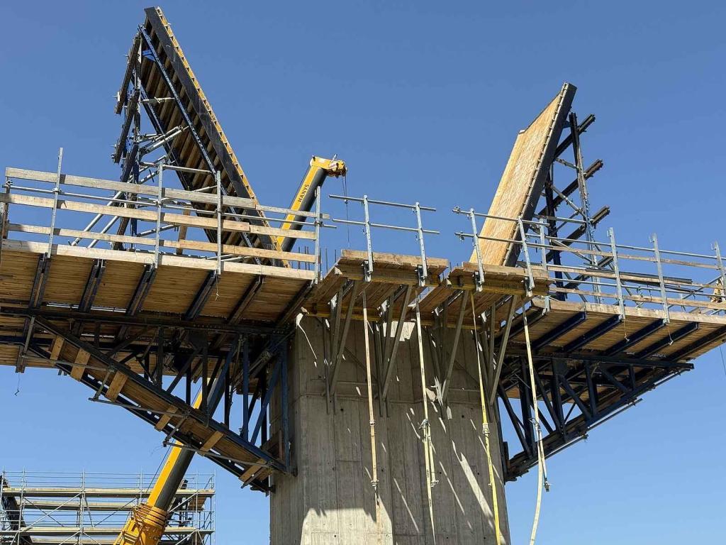 Výstavba dálniční estakády u obce Zdíky na krumlovské části D3.