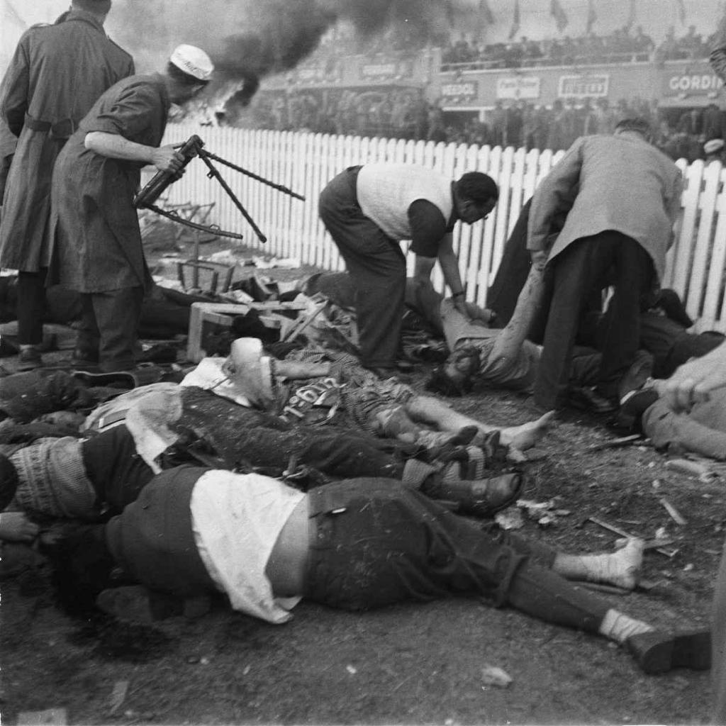 Le Mans 11. června 1955, okamžiky po katastrofě. Nehoda si vyžádala smrt jednoho jezdce a 83 diváků.