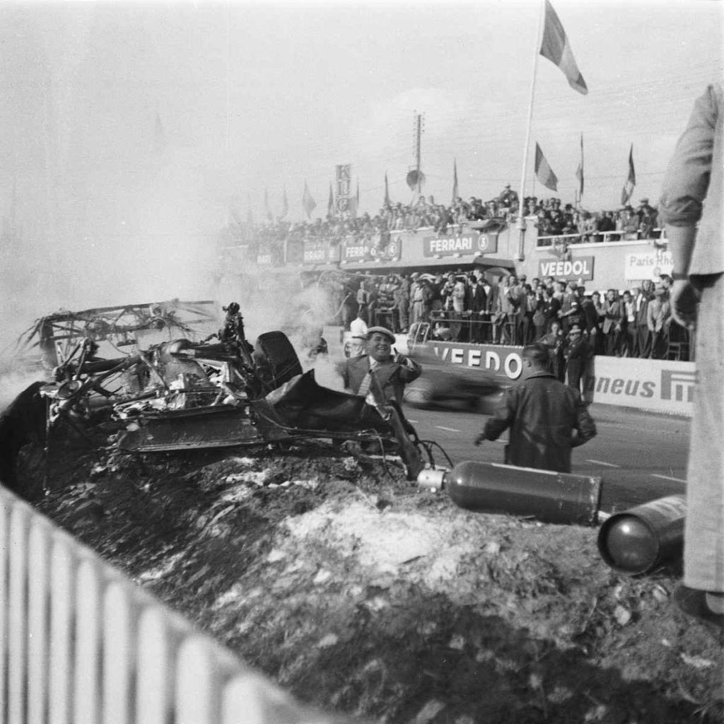 Le Mans 11. června 1955, okamžiky po katastrofě. Prostor závodiště připomínal spíše scenérii po leteckém neštěstí.