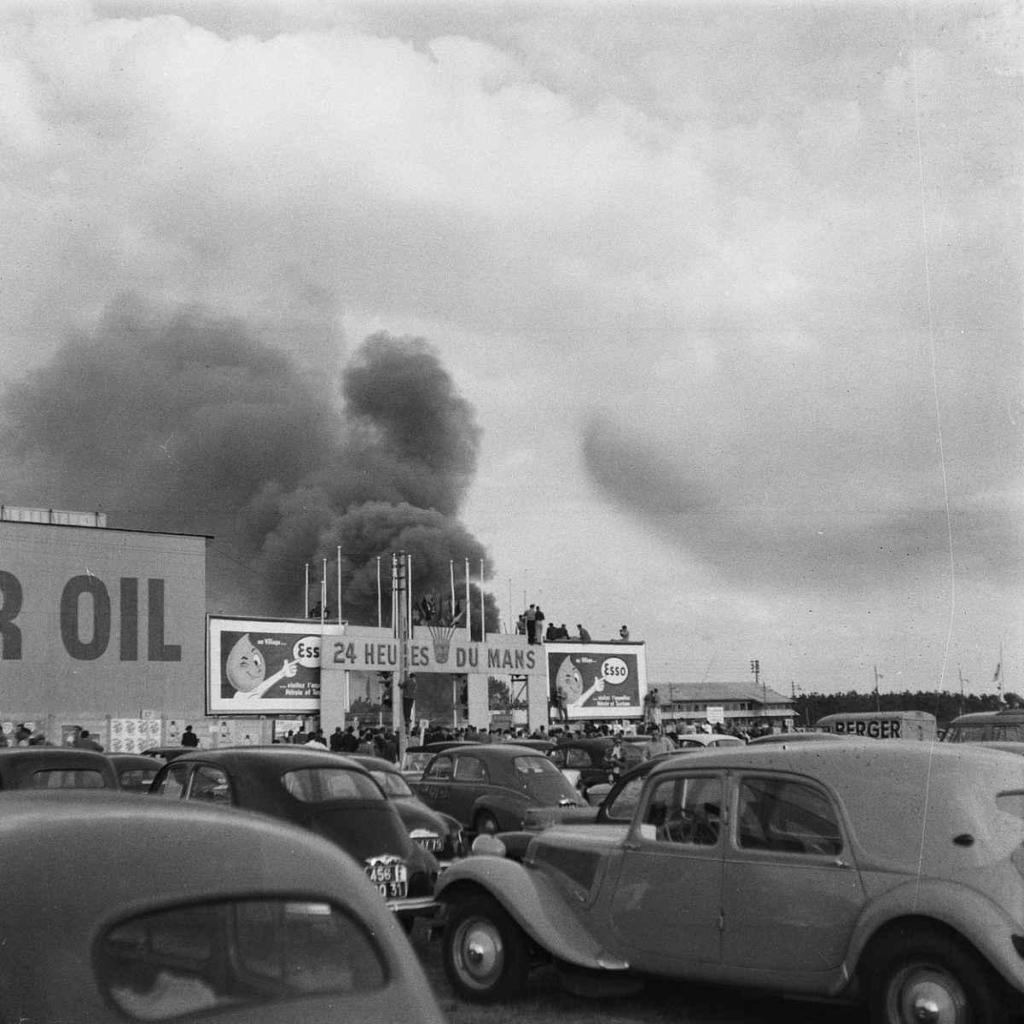 Le Mans 11. června 1955, okamžiky po katastrofě. K tragédii došlo, když srážka Mika Hawthorna z Jaguaru a Pierra Levegha z Mercedes-Benzu vedla ke katastrofální řetězové reakci.