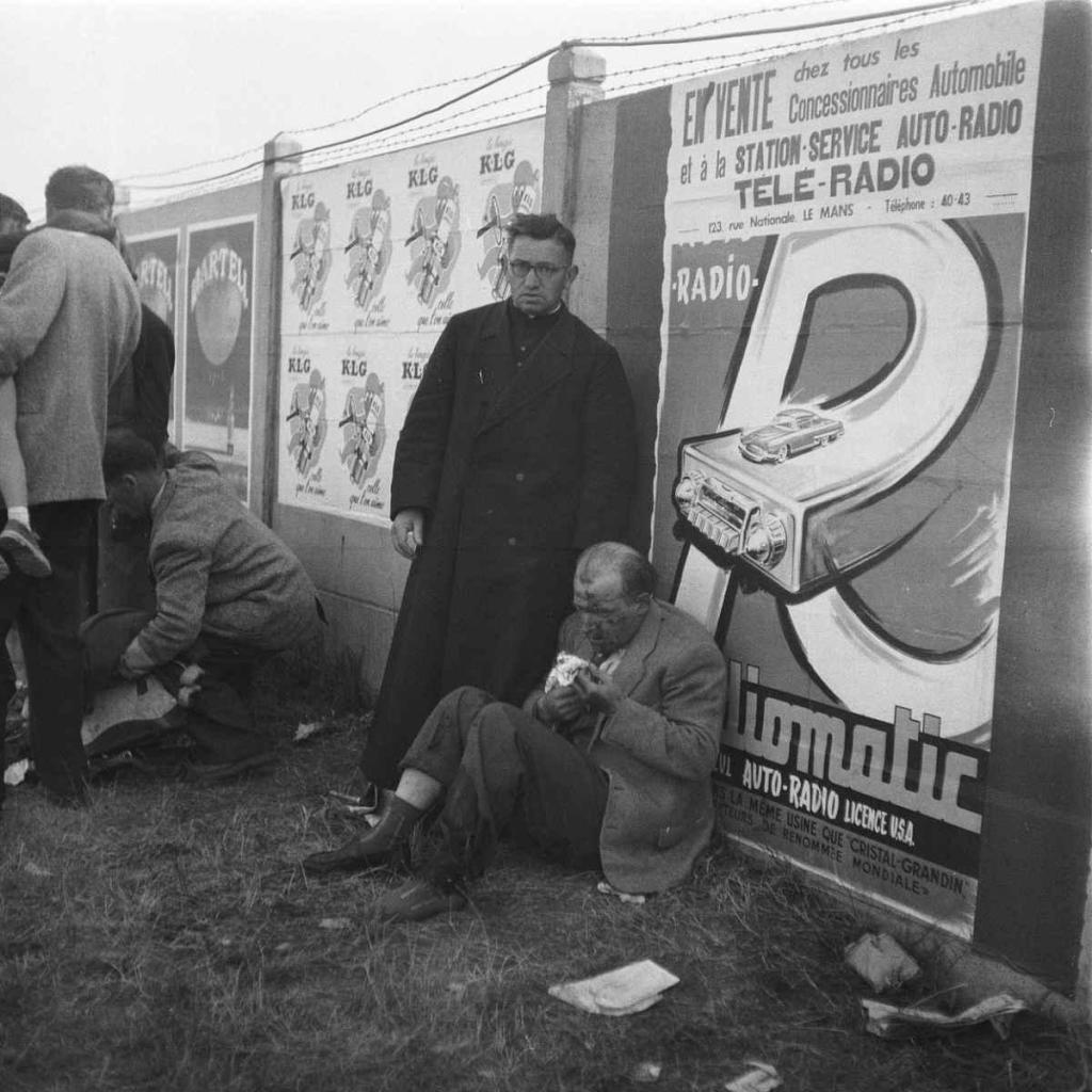 Le Mans 11. června 1955, okamžiky po katastrofě. Tenhle muž měl štěstí. I když ho zasáhly kovové trosky vozu, přežil.