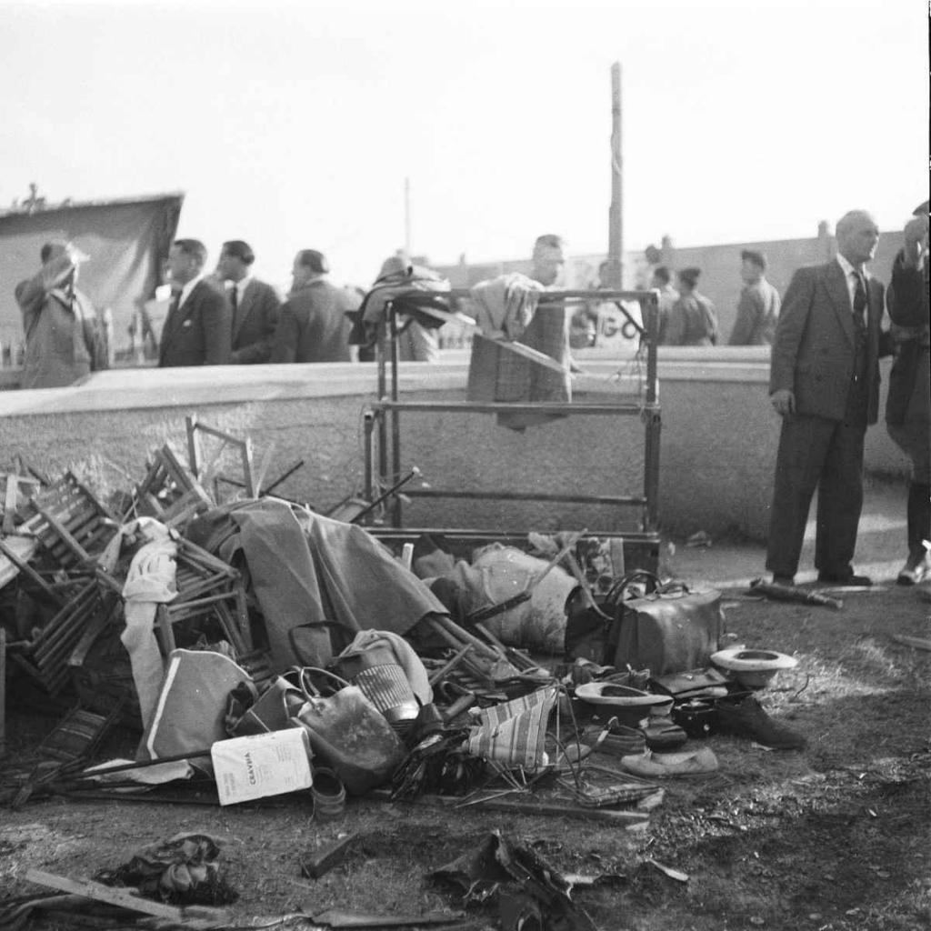 Le Mans 11. června 1955, okamžiky po katastrofě. Dodnes jde o nejvražednější nehodu v dějinách automobilového sportu