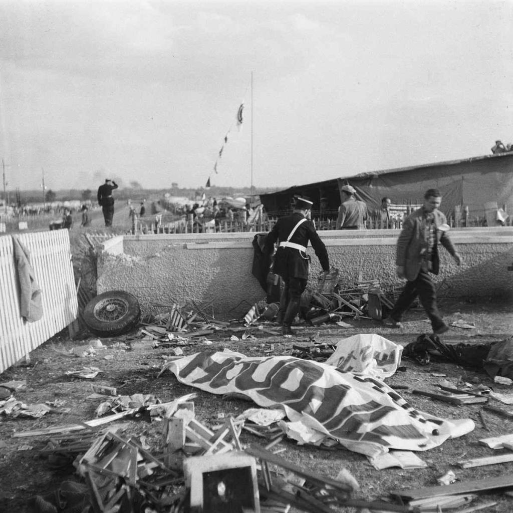 Le Mans 11. června 1955, okamžiky po katastrofě. Celého závodiště se zmocnila čirá hrůza.