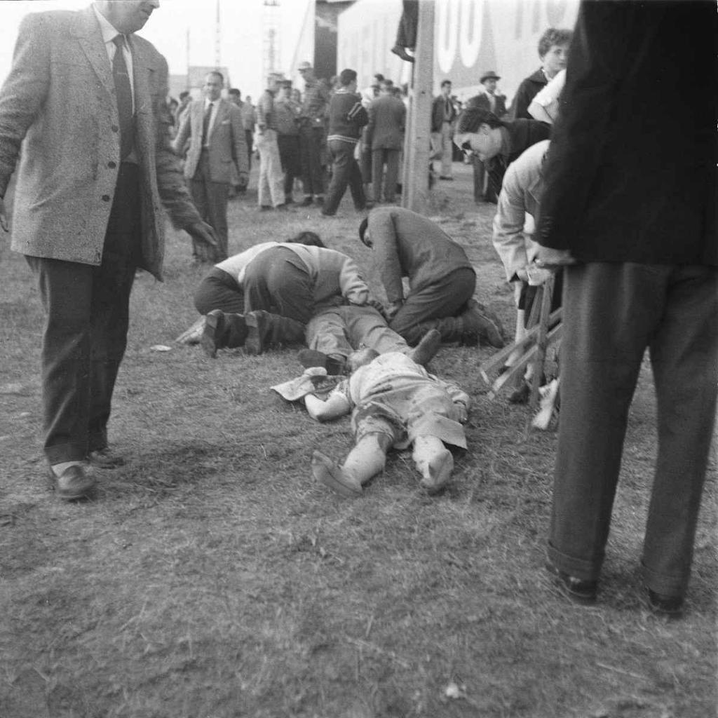 Le Mans 11. června 1955, okamžiky po katastrofě. Nejhůře dopadli lidé, kteří sledovali závod z vyvýšených míst, tribun a lešení. Ocitli se v přímé dráze letících trosek.