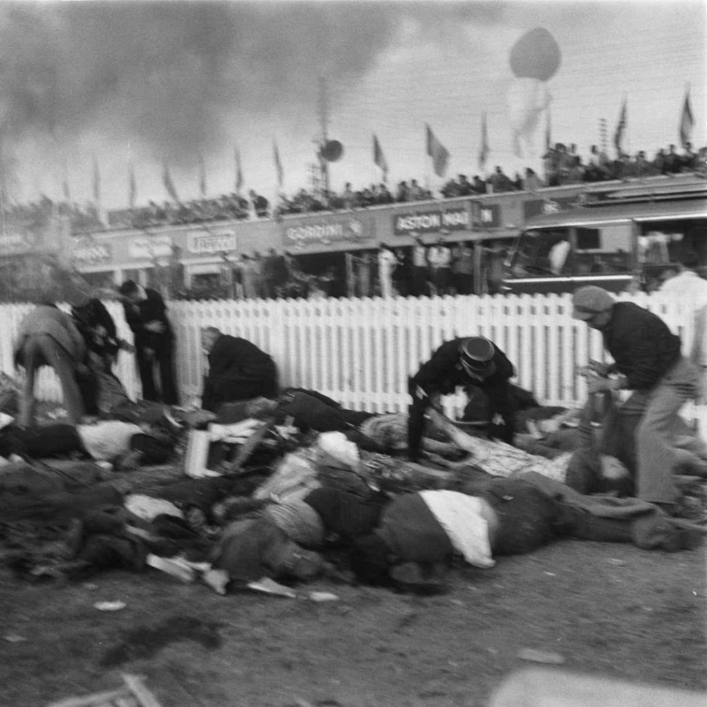 Le Mans 11. června 1955, okamžiky po katastrofě. První záchranáři museli třídit mrtvé od živých a zraněných.