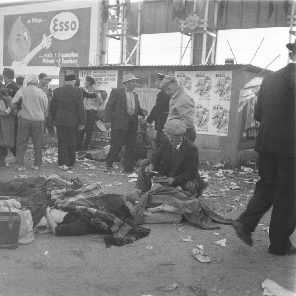 Le Mans 11. června 1955, okamžiky po katastrofě. Hlavní tribuna se proměnila v masové pohřebiště.