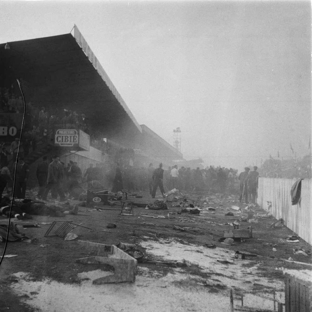 Le Mans 11. června 1955, okamžiky po katastrofě. Ohnivé inferno.